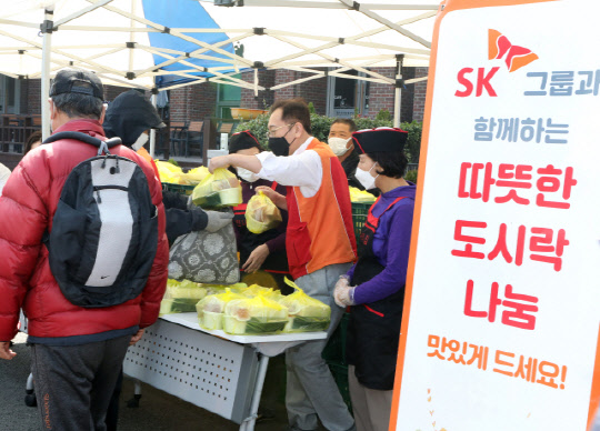 SK가스가 최근 성남시 '안나의 집'에서 '한끼 나눔 온(溫)택트 프로젝트'를 시작으로 다양한 임직원 자원봉사활동을 시작했다고 25일 밝혔다. <SK가스 제공>